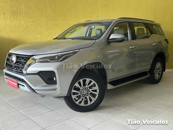 TOYOTA HILUX SW4 2.8 D-4D TURBO DIESEL SRX 7L 4X4 AUTOMÁTICO